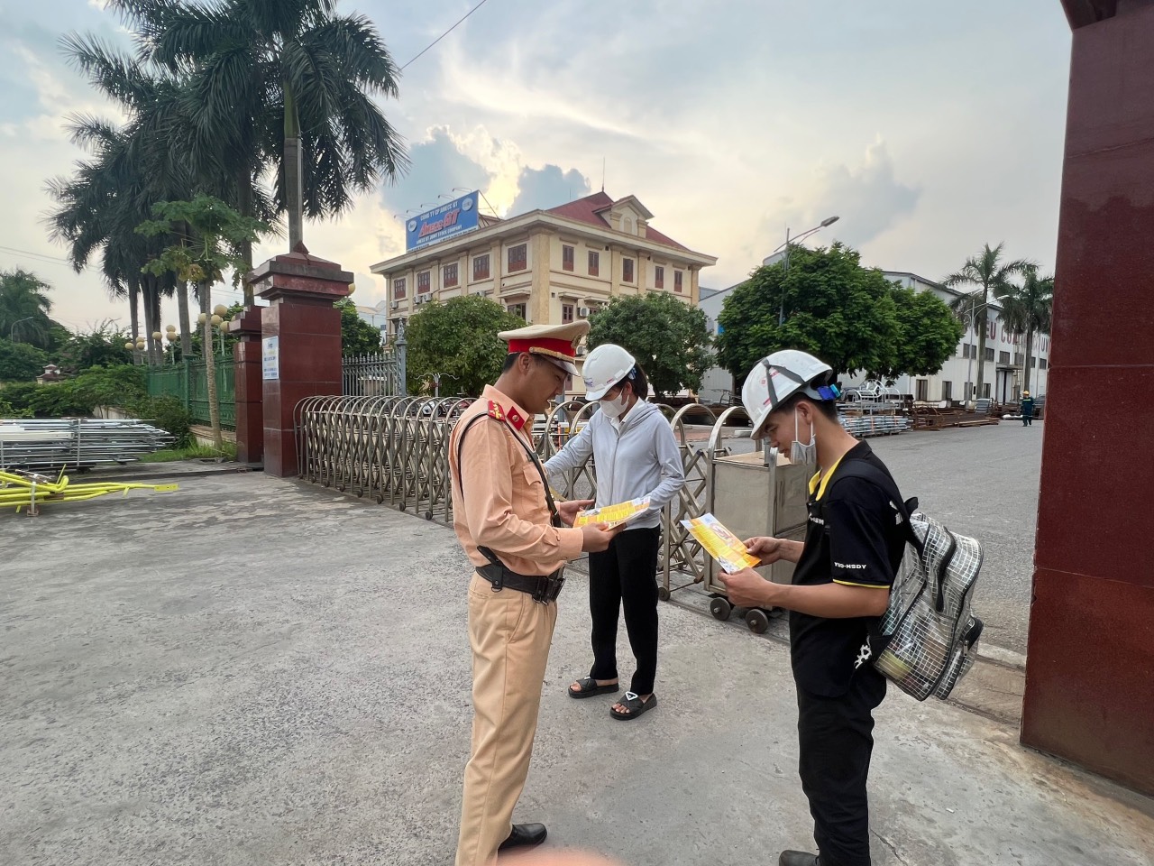 Trạm CSGT Quang Trung: Phát trên 300 tờ rơi TTATGT cho các công nhân tại quốc lộ 10